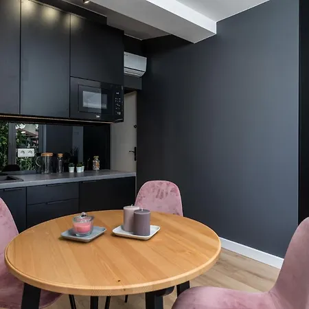 Smart - Old Town & Main Train Station - By Upstairs Appartamento *