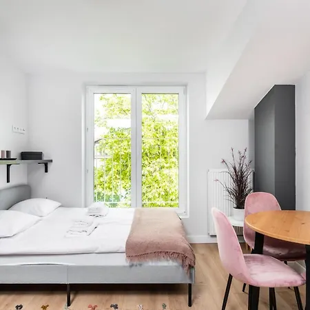 Smart - Old Town & Main Train Station - By Upstairs *