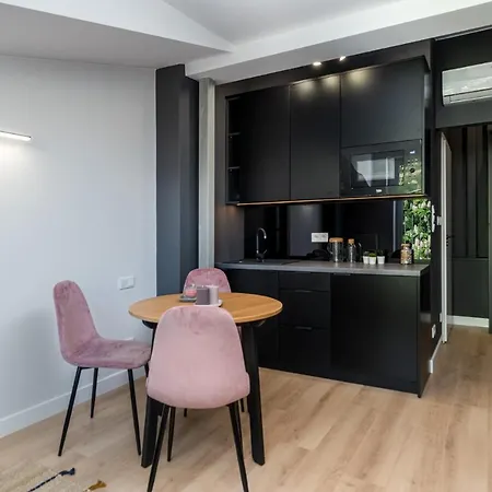 Smart - Old Town & Main Train Station - By Upstairs