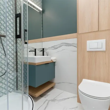 Smart - Old Town & Main Train Station - By Upstairs