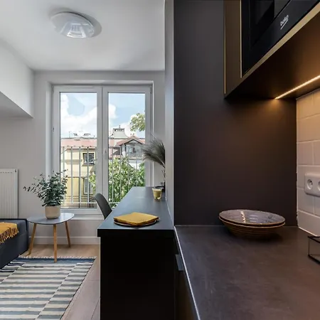 Smart - Old Town & Main Train Station - By Upstairs