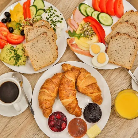 Smart - Old Town & Main Train Station - By Upstairs *