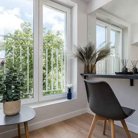 Smart - Old Town & Main Train Station - By Upstairs