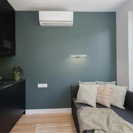 Smart - Old Town & Main Train Station - By Upstairs *