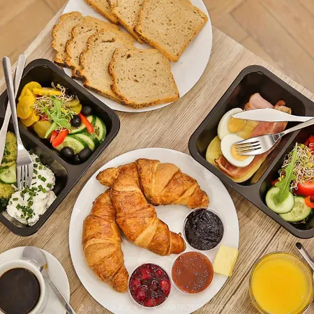 Smart - Old Town & Main Train Station - By Upstairs *