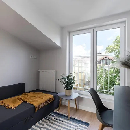 Smart - Old Town & Main Train Station - By Upstairs